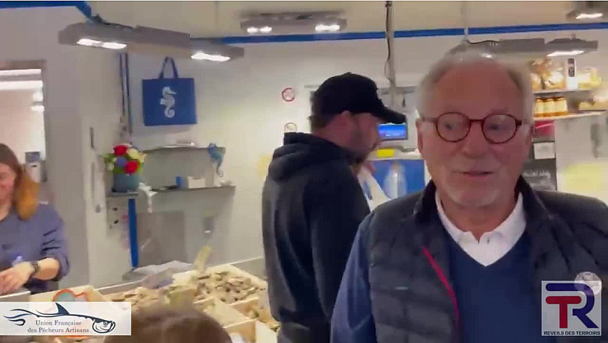TV Locale Paris - Jean-Vincent Chantreau de 'Réveils des Terroirs' et l'UFPA avec des consommateurs à J-1 de la mobilisation du 2 mai Place Vauban - Paris